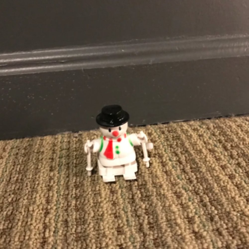 Wind up skiing snowman